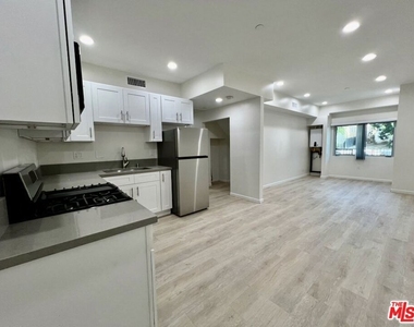 1409 N Hobart Boulevard - Photo Thumbnail 6
