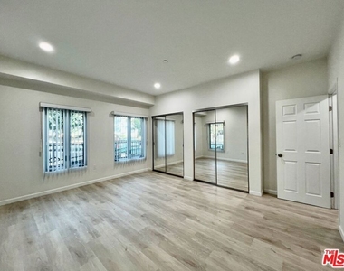 1409 N Hobart Boulevard - Photo Thumbnail 9