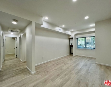 1409 N Hobart Boulevard - Photo Thumbnail 16