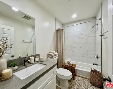 1409 N Hobart Boulevard - Photo Thumbnail 2