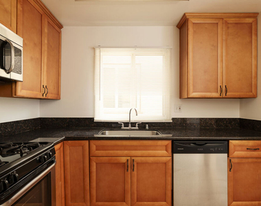 5516 1/2 N Cahuenga Boulevard - Photo Thumbnail 8