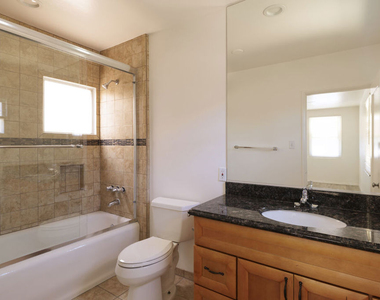 5516 1/2 N Cahuenga Boulevard - Photo Thumbnail 9