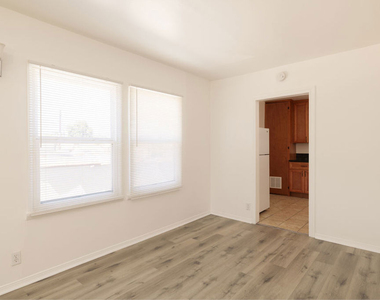 5516 1/2 N Cahuenga Boulevard - Photo Thumbnail 4