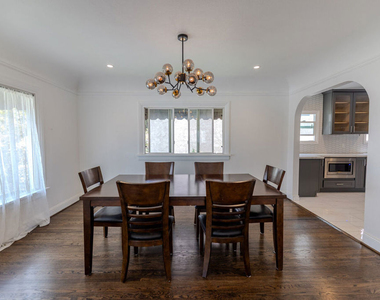 1067 S Sycamore Avenue - Photo Thumbnail 8