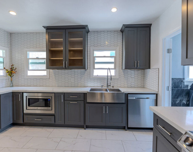 1067 S Sycamore Avenue - Photo Thumbnail 22