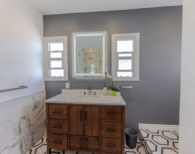 1067 S Sycamore Avenue - Photo Thumbnail 34