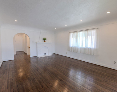 1067 S Sycamore Avenue - Photo Thumbnail 5