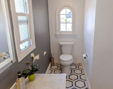 1067 S Sycamore Avenue - Photo Thumbnail 38