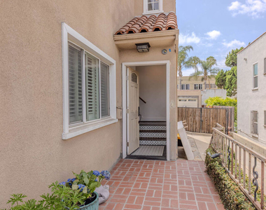 1067 S Sycamore Avenue - Photo Thumbnail 53