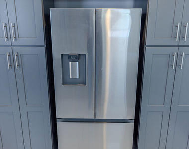 1067 S Sycamore Avenue - Photo Thumbnail 25