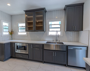 1067 S Sycamore Avenue - Photo Thumbnail 23