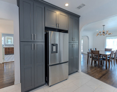 1067 S Sycamore Avenue - Photo Thumbnail 18