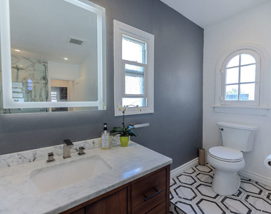 1067 S Sycamore Avenue - Photo Thumbnail 35