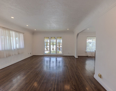 1067 S Sycamore Avenue - Photo Thumbnail 2