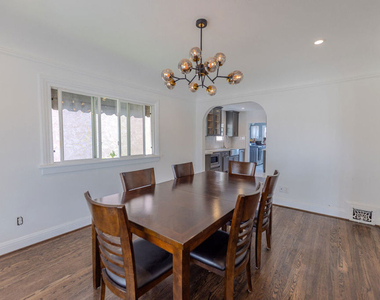 1067 S Sycamore Avenue - Photo Thumbnail 11