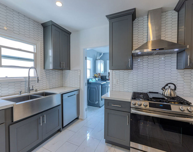 1067 S Sycamore Avenue - Photo Thumbnail 20