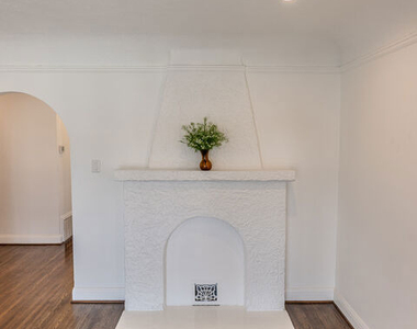 1067 S Sycamore Avenue - Photo Thumbnail 6