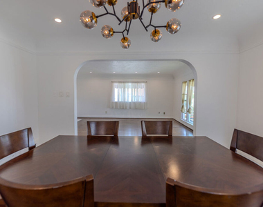 1067 S Sycamore Avenue - Photo Thumbnail 12