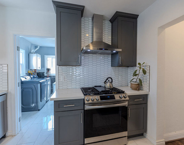 1067 S Sycamore Avenue - Photo Thumbnail 19