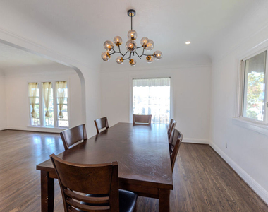 1067 S Sycamore Avenue - Photo Thumbnail 14