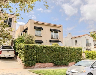 1067 S Sycamore Avenue - Photo Thumbnail 52