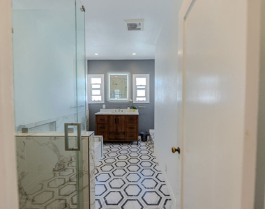 1067 S Sycamore Avenue - Photo Thumbnail 32