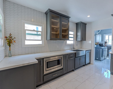 1067 S Sycamore Avenue - Photo Thumbnail 15