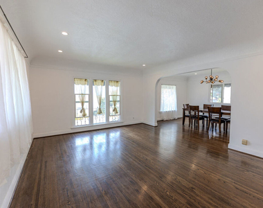 1067 S Sycamore Avenue - Photo Thumbnail 3