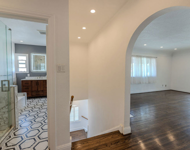 1067 S Sycamore Avenue - Photo Thumbnail 31