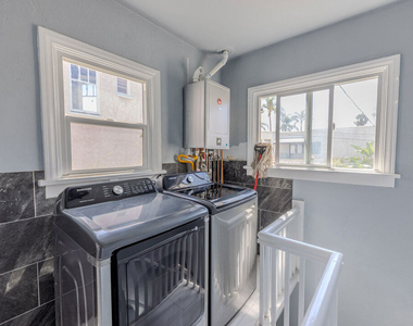 1067 S Sycamore Avenue - Photo Thumbnail 29