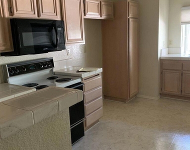 640 Indian Oak Lane - Photo Thumbnail 4