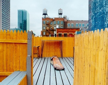 West Broadway - Photo Thumbnail 12