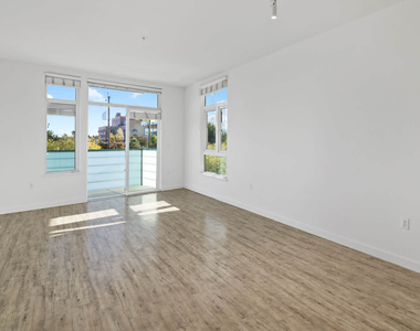 1333 Powell Street - Photo Thumbnail 10