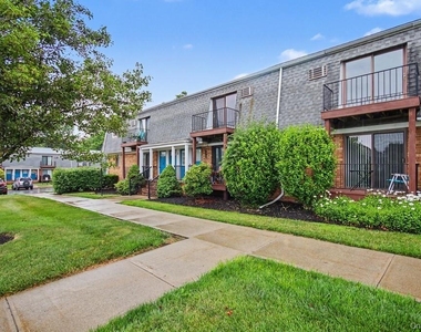 2 Fortune Road W - Photo Thumbnail 3