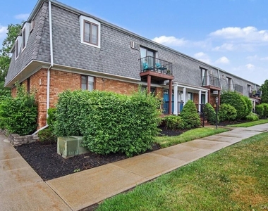 2 Fortune Road W - Photo Thumbnail 2