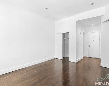425 E 74th Street - Photo Thumbnail 2