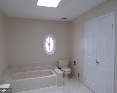 8305 Ridge Crossing Lane - Photo Thumbnail 24