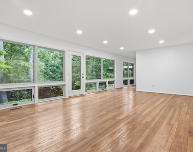 8804 Mansion Farm Place - Photo Thumbnail 12