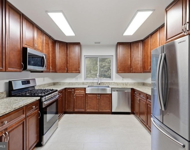 8804 Mansion Farm Place - Photo Thumbnail 7