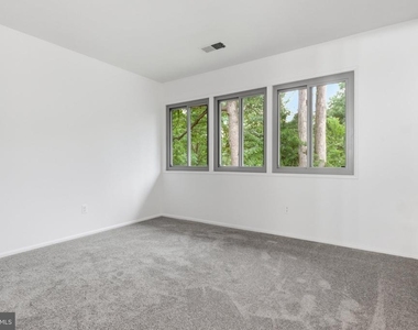 8804 Mansion Farm Place - Photo Thumbnail 21