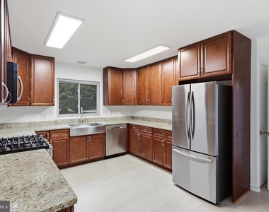 8804 Mansion Farm Place - Photo Thumbnail 6