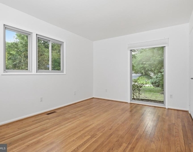 8804 Mansion Farm Place - Photo Thumbnail 13