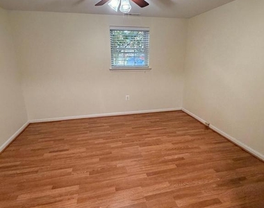8818 Ridge Hollow Court - Photo Thumbnail 19