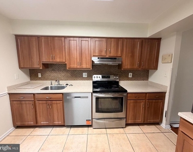 8818 Ridge Hollow Court - Photo Thumbnail 9