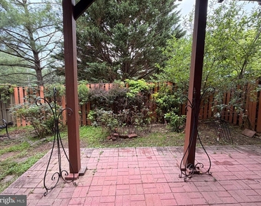 8818 Ridge Hollow Court - Photo Thumbnail 4