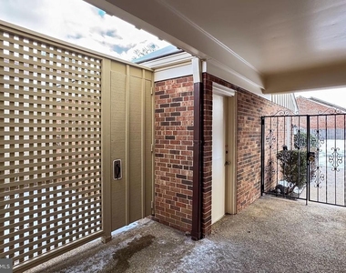 2804 Oakton Manor Court - Photo Thumbnail 3