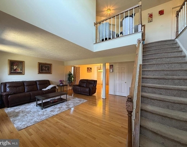 407 Tamarack Circle - Photo Thumbnail 4