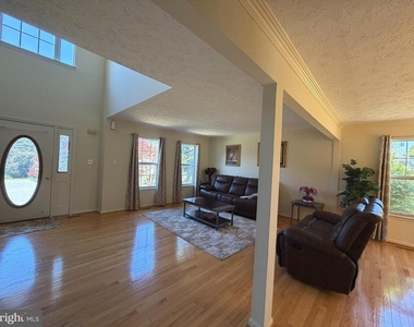 407 Tamarack Circle - Photo Thumbnail 7