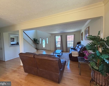 407 Tamarack Circle - Photo Thumbnail 8