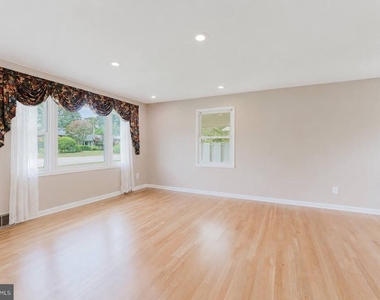 10914 Woodhaven Drive - Photo Thumbnail 3